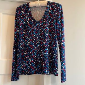 Kettlewell v neck top. Size Medium.